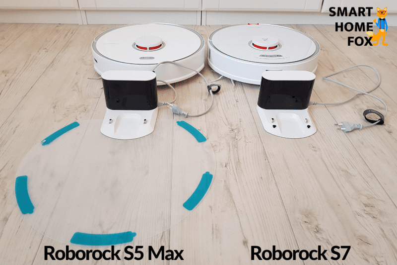 Beiden Ladestationen des Roborock S7 und des Roborock S5 Max stehen auf dem Boden nebeneinander